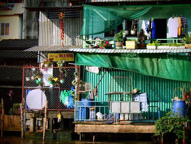 Buôn bán bên bờ sông Cửu Long