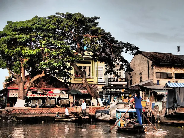 Buôn bán bên bờ sông Cửu Long