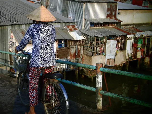 Buôn bán bên bờ sông Cửu Long