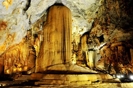 Du lịch Quảng Bình khám phá động Thiên Đường - Hoàng cung trong lòng đất Du lịch Quảng Bình khám phá hoàng cung trong lòng đất