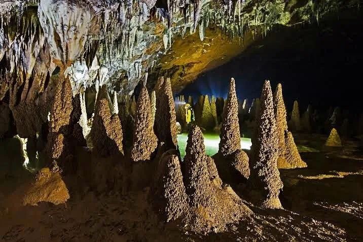 Hang Va hang Nước Nứt tiên cảnh dưới lòng đất Quảng Bình