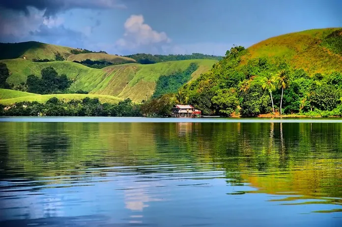 Khám phá 10 điểm đến hấp dẫn ít người biết ở Indonesia Hồ Sentani