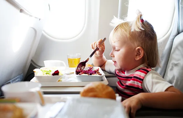 Kinh nghiệm đảm bảo an toàn cho trẻ khi đi máy bay Kinh nghiệm đảm bảo an toàn cho trẻ khi đi máy bay