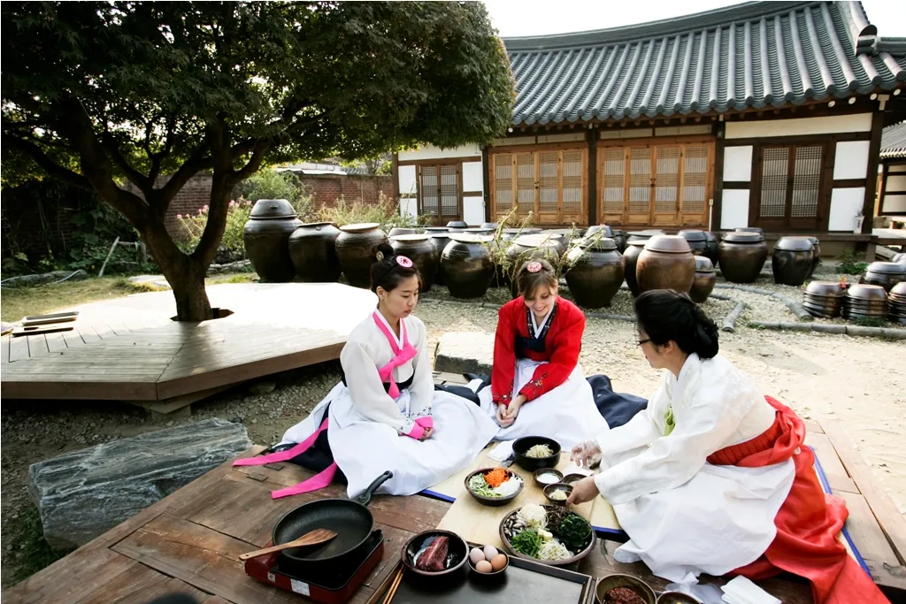 Lạc bước đến Jeonju viên ngọc quý của du lịch Hàn Quốc Làng văn hoá dân tộc Jeonju ngập sắc vàng vào mùa thu
