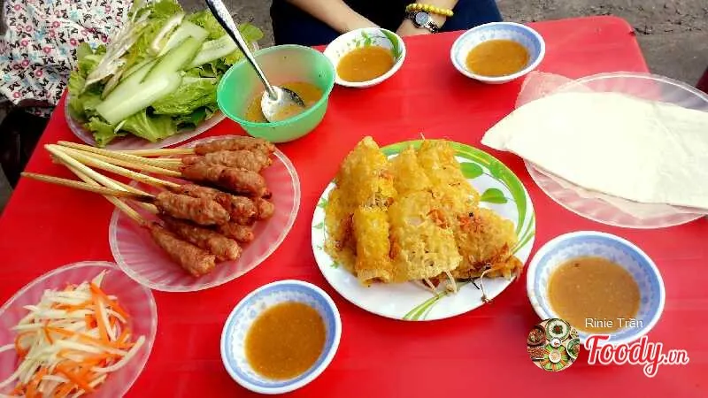 Lê la các quán bánh xèo thần thánh trong mùa mưa
