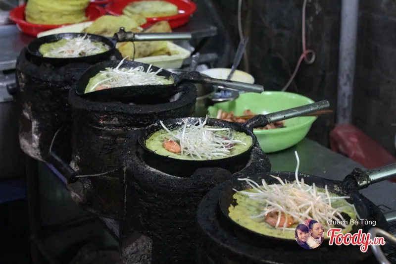 Lê la các quán bánh xèo thần thánh trong mùa mưa