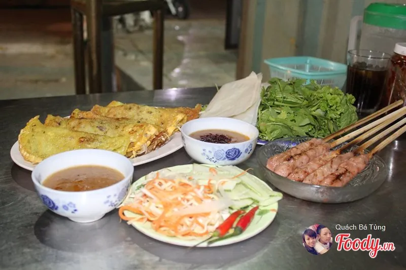 Lê la các quán bánh xèo thần thánh trong mùa mưa