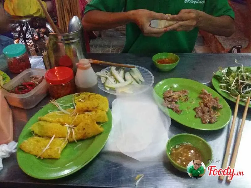 Lê la các quán bánh xèo thần thánh trong mùa mưa