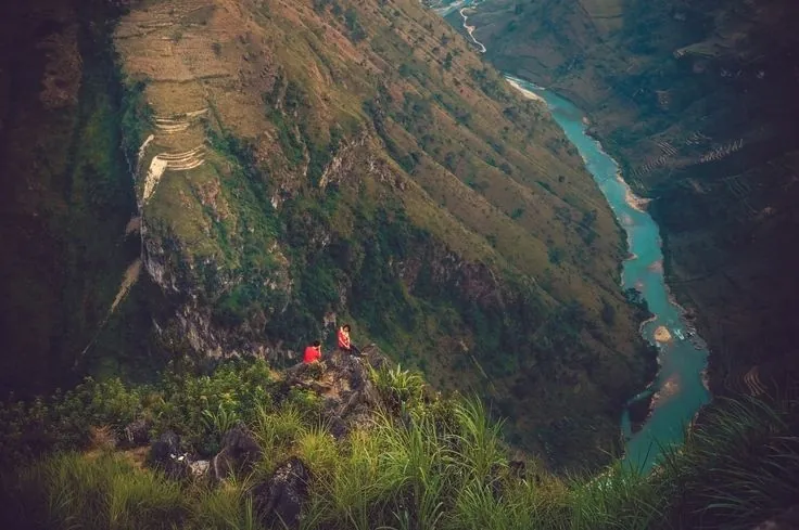 Mê mẩn cảnh đẹp của dòng sông xanh trên cao nguyên đá Mê mẩn cảnh đẹp của dòng sông xanh trên cao nguyên đá