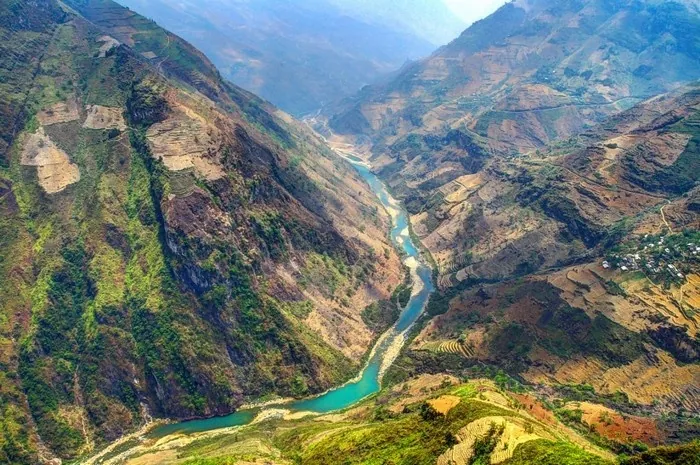 Mê mẩn cảnh đẹp của dòng sông xanh trên cao nguyên đá Mê mẩn cảnh đẹp của dòng sông xanh trên cao nguyên đá