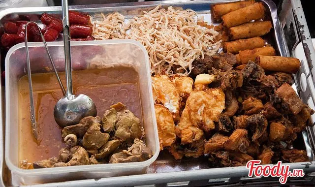 Những con hẻm ăn vặt trứ danh của Sài Gòn