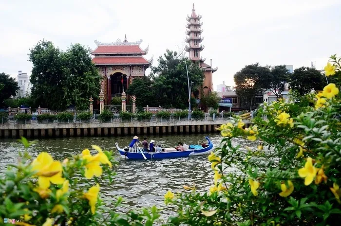Trôi lênh đênh giữa lòng kênh nhiều lộc ngắm nhìn Sài Gòn