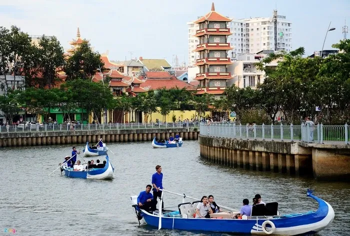 Trôi lênh đênh giữa lòng kênh nhiều lộc ngắm nhìn Sài Gòn