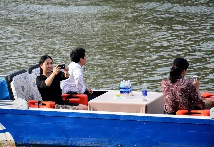 Trôi lênh đênh giữa lòng kênh nhiều lộc ngắm nhìn Sài Gòn