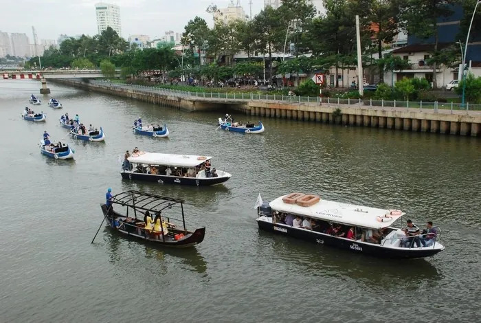 Trôi lênh đênh giữa lòng kênh nhiều lộc ngắm nhìn Sài Gòn