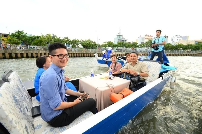 Trôi lênh đênh giữa lòng kênh nhiều lộc ngắm nhìn Sài Gòn