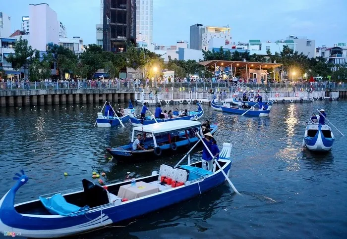 Trôi lênh đênh giữa lòng kênh nhiều lộc ngắm nhìn Sài Gòn