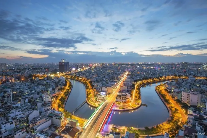 Trôi lênh đênh giữa lòng kênh nhiều lộc ngắm nhìn Sài Gòn