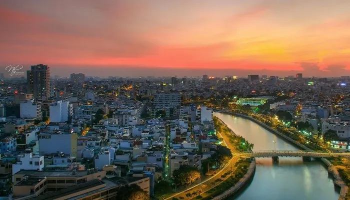 Trôi lênh đênh giữa lòng kênh nhiều lộc ngắm nhìn Sài Gòn