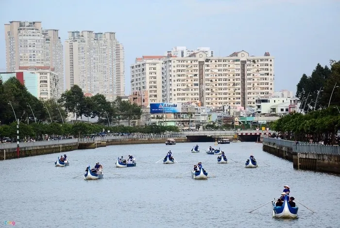 Trôi lênh đênh giữa lòng kênh nhiều lộc ngắm nhìn Sài Gòn
