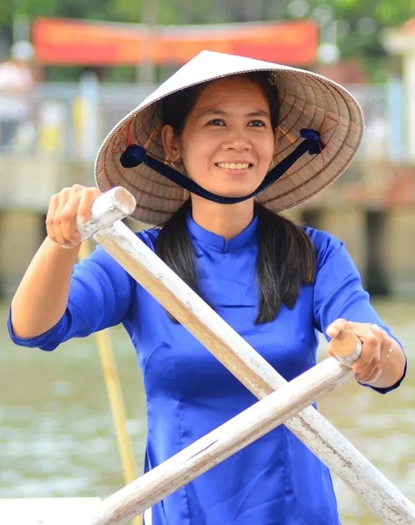Trôi lênh đênh giữa lòng kênh nhiều lộc ngắm nhìn Sài Gòn