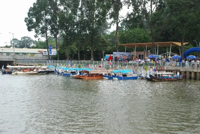 Trôi lênh đênh giữa lòng kênh nhiều lộc ngắm nhìn Sài Gòn