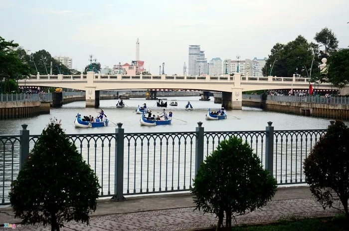Trôi lênh đênh giữa lòng kênh nhiều lộc ngắm nhìn Sài Gòn