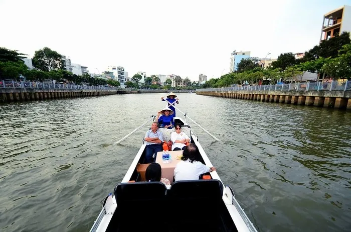 Trôi lênh đênh giữa lòng kênh nhiều lộc ngắm nhìn Sài Gòn