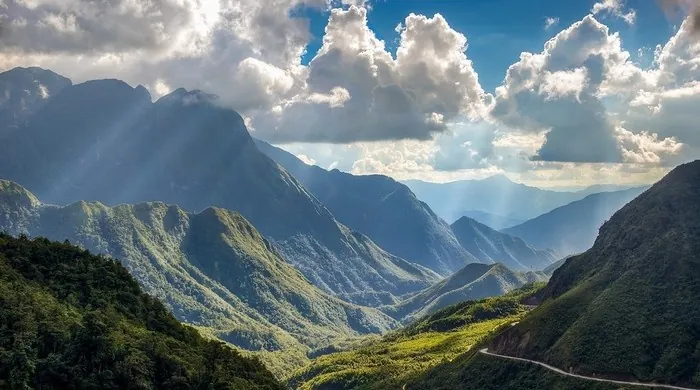 Vẻ đẹp ngoạn mục của 9 đường đèo hiểm trở nhất Việt Nam Vẻ đẹp ngoạn mục của 9 đường đèo hiểm trở nhất Việt Nam