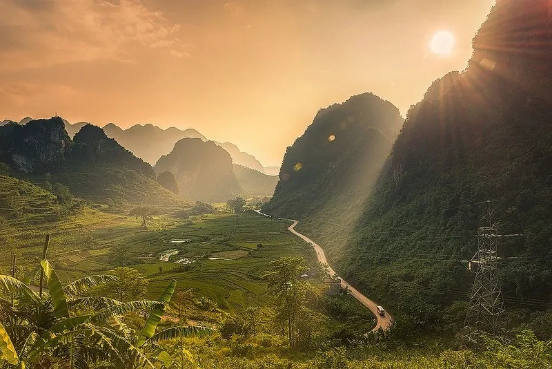 Vẻ đẹp ngoạn mục của 9 đường đèo hiểm trở nhất Việt Nam Vẻ đẹp ngoạn mục của 9 đường đèo hiểm trở nhất Việt Nam