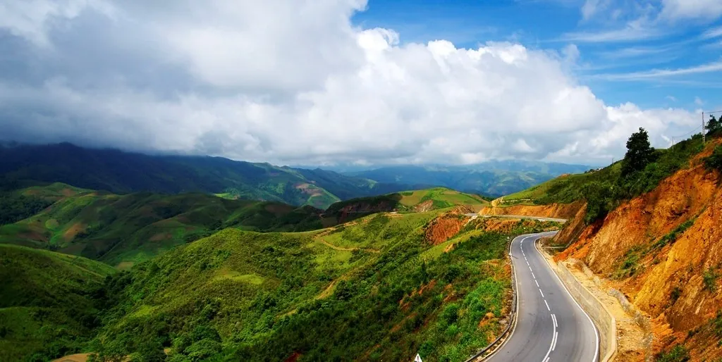 Vẻ đẹp ngoạn mục của 9 đường đèo hiểm trở nhất Việt Nam Vẻ đẹp ngoạn mục của 9 đường đèo hiểm trở nhất Việt Nam