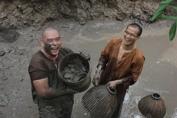 Về du lịch miền Tây tát mương bắt cá