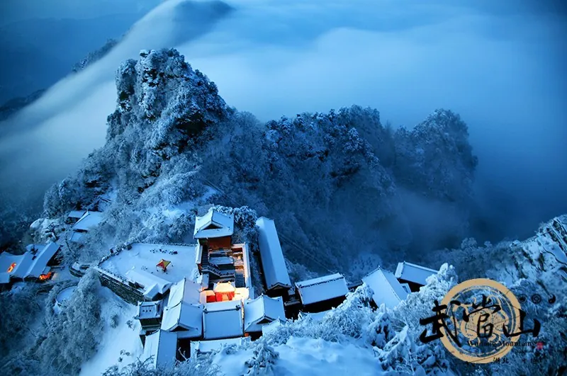 Tuyết rơi sớm phủ trắng núi Võ Đang