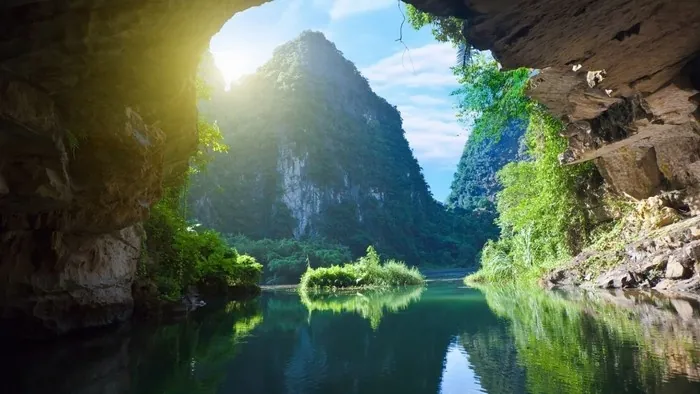 TAM CỐC BÍCH ĐỘNG