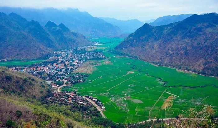 Ruộng Mai Châu soi bóng mây trời mùa đổ ải