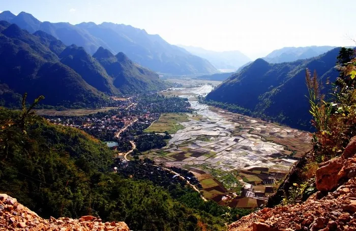 Ruộng Mai Châu soi bóng mây trời mùa đổ ải