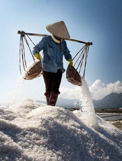 Ruộng muối Hòn Khói đẹp lạ dưới ống kính du khách