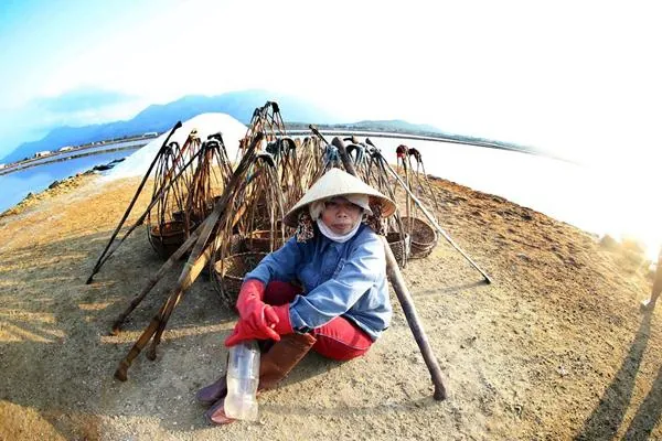 Ruộng muối Hòn Khói đẹp lạ dưới ống kính du khách