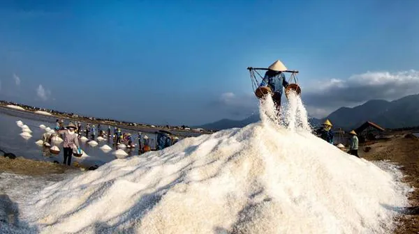 Ruộng muối Hòn Khói đẹp lạ dưới ống kính du khách