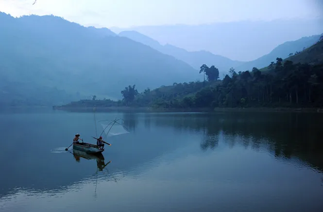 Sững sờ hồ Lá Luộc mùa thu như tranh thủy mặc Sững sờ hồ Lá Luộc mùa này như tranh thủy mặc