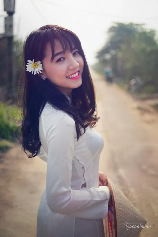 Thiếu nữ Hà Thành đẹp tinh khôi bên cúc họa mi Thiếu nữ Hà Thành đẹp tinh khôi bên cúc họa mi