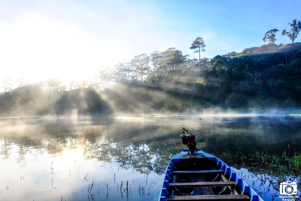 Vẻ mê hoặc của hồ Tuyền Lâm sáng sớm mùa đông