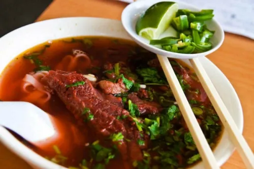 Các quán phở sốt vang cho mùa đông se lạnh ở Hà Nội Các quán phở sốt vang cho mùa đông se lạnh ở Hà Nội