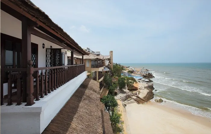 Độc đáo hồ bơi nổi trên bờ biển chỉ cách Sài Gòn 200Km