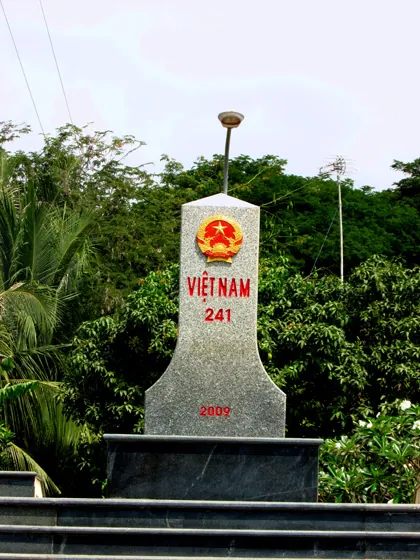 Những cột mốc đặc biệt trên biên giới đất liền Những cột mốc đặc biệt trên biên giới đất liền