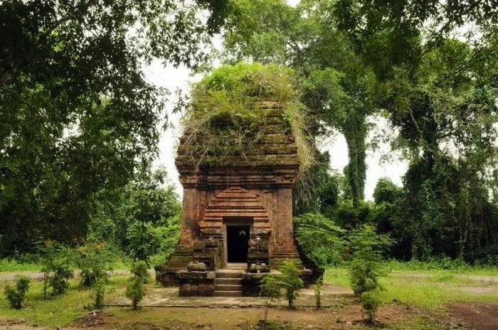 Tháp Chăm Yang Prong huyền bí giữa rừng già Easup Tháp Chăm Yang Prong huyền bí giữa rừng già Easup