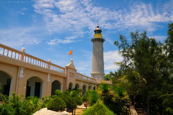 Xanh biếc biển trời dưới chân hải đăng Đại Lãnh