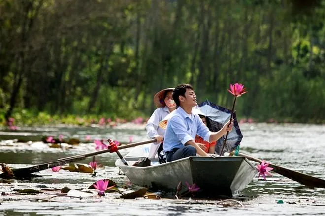 Đẹp lạ lùng suối Yến mùa hoa súng