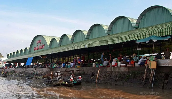 Về Hậu Giang thăm chợ nổi Phụng Hiệp