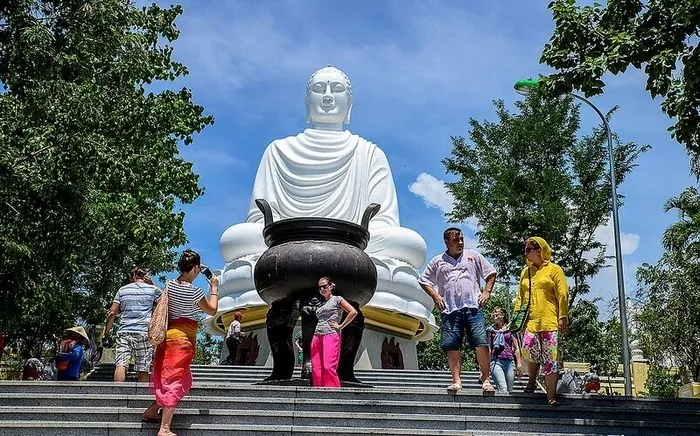Du lịch Nha Trang vãn cảnh Long Sơn Tự